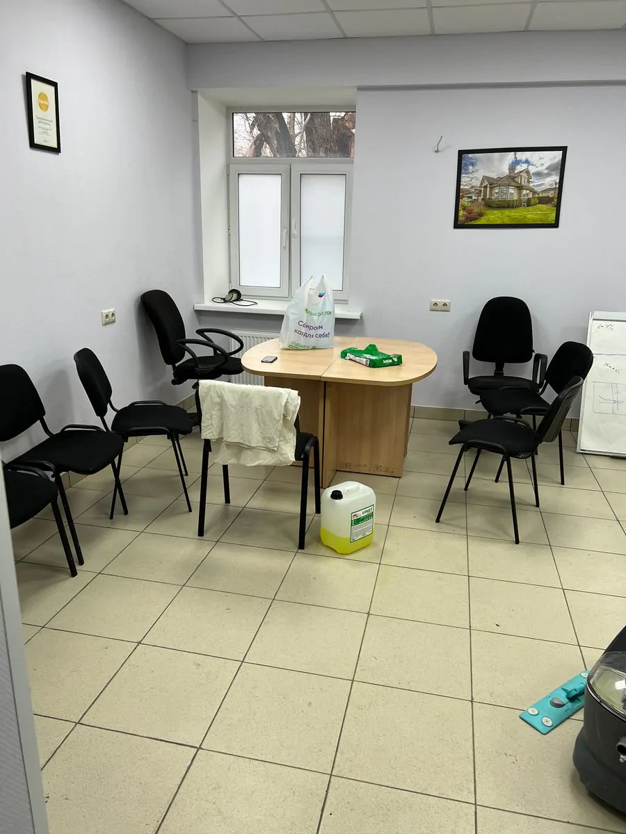 Генеральная уборка в офисе кабинета.