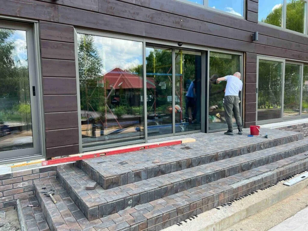 Мытье окон ресторана.