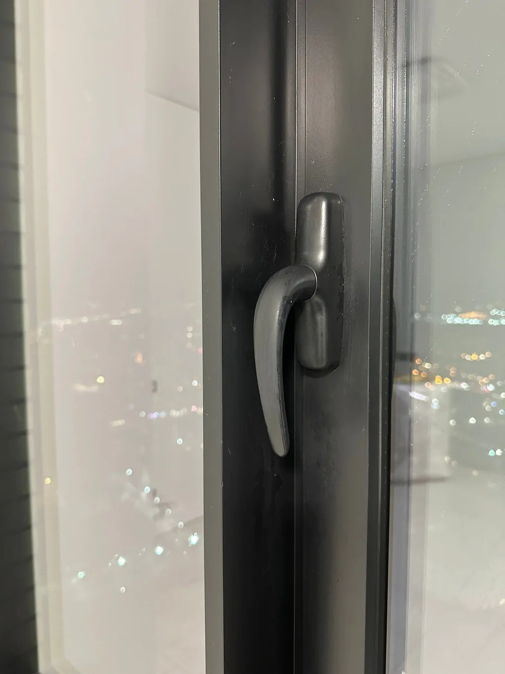 Мойка окон снятие застарелого скотча.