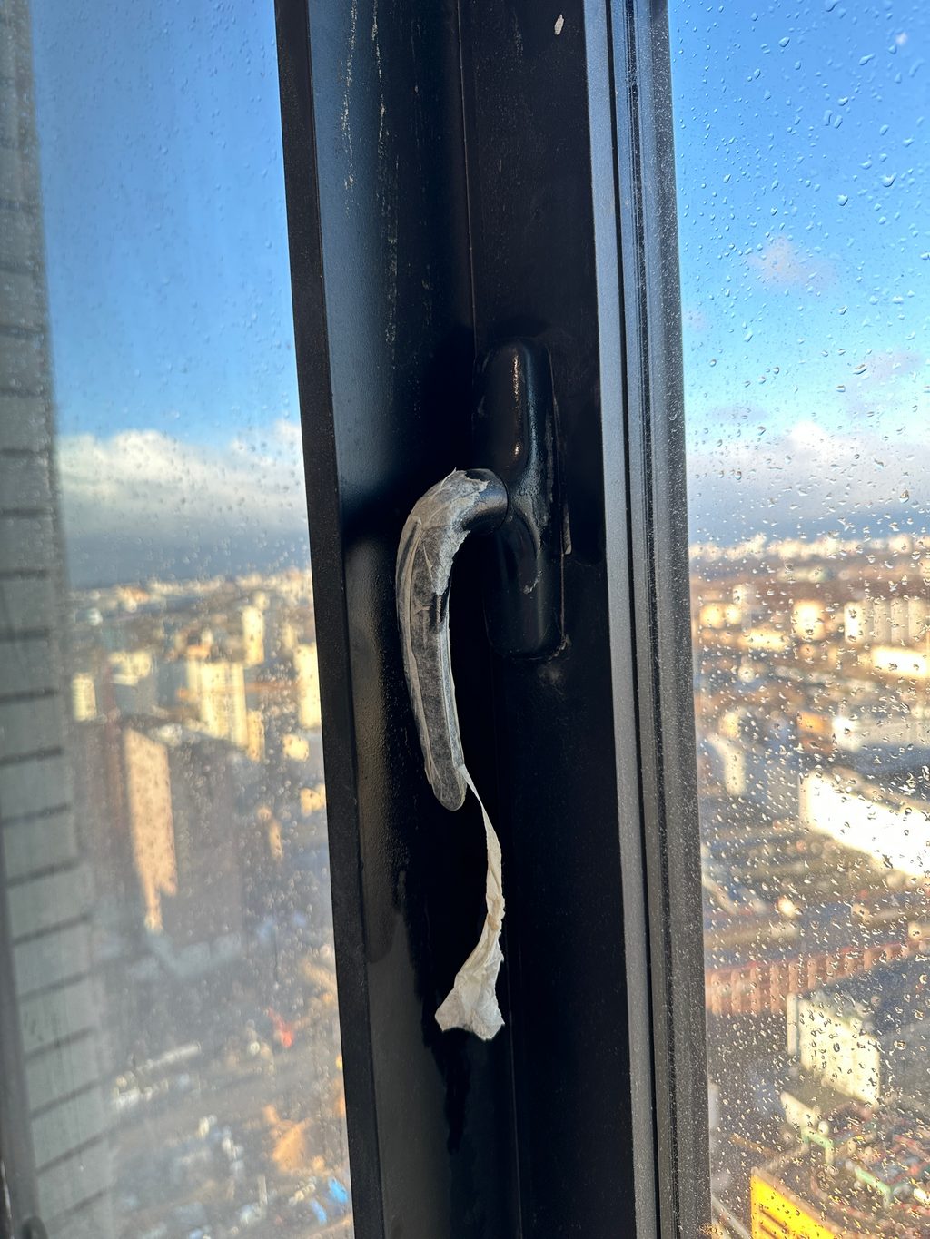 Мойка окон снятие застарелого скотча.